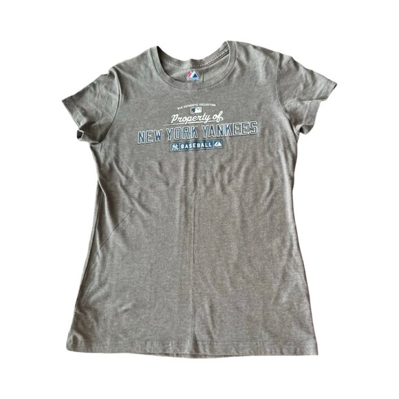 🌸4/$50🌸 Officially Licensed "Property of New York Yankees" T-Shirt - Picture 6 of 12